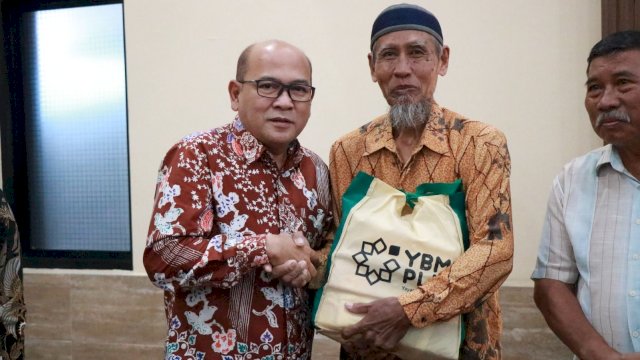 Executive Vice President Konstruksi Sumatera, Kalimantan, dan Sulawesi PT PLN (Persero), Wisnu Kuntjoro Adi saat menyerahkan paket sembako ke salah satu purnabakti PLN, di Masjid PLN UIP Sulawesi, Jalan Hertasning, Makassar. (Dok. Humas PLN UIP Sulawesi) 
