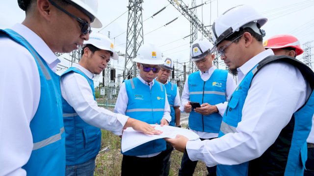 General Manager PLN UIP Sulawesi, I Gusti Made Aditya San Adinatha (tengah) saat melakukan kunjungan lapangan ke lokasi rencana pembangunan GITET 275 kV Kendari pada Senin, 9 Maret 2026 kemarin. (Dok. Humas PLN UIP Sulawesi) 