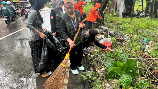 Tim KSB dengan dukungan PLN UIP Sulawesi melaksanakan bersih-bersih drainase dalam rangka mencegah terjadinya banjir. (Dok. Humas PLN UIP Sulawesi) 