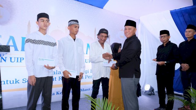 Program berbagi bantuan diberikan PLN UIP Sulawesi di Kota Kendari, kemarin. (Dok. Humas PLN UIP Sulawesi) 