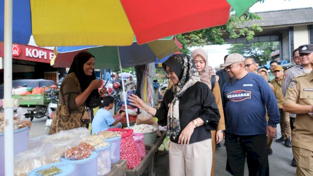 Bupati Gowa, Sitti Husniah Talenrang saat melakukan sidak di pasar-pasar tradisional dalam rangka memastikan harga dan stok kebutuhan bahan pokok jelang Idulfitri aman dan terjaga. (Dok. Humas Gowa)