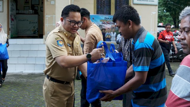 Wakil Bupati Gowa, Darmawangsyah Muin saat menyalurkan bantuan sembako ke guru honorer di Kantor PGRI Gowa, Selasa, (17/03/2026). (Dok. Humas Gowa) 