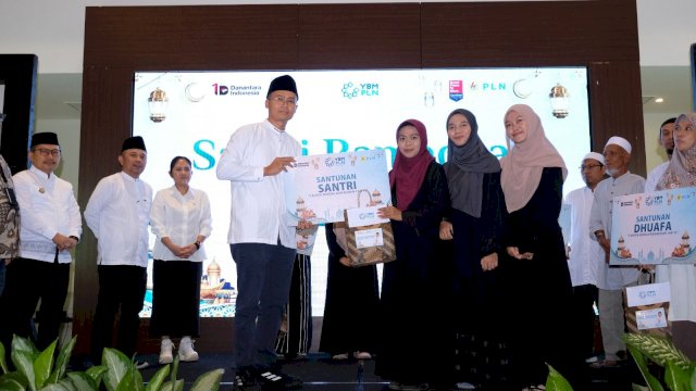 PLN Group Suluttenggo saat berbagi bantuan kepada masyarakat di Kabupaten Luwuk Banggai pada pelaksanaan Safari Ramadan, kemarin. (Dok. Humas PLN UIP Sulawesi)