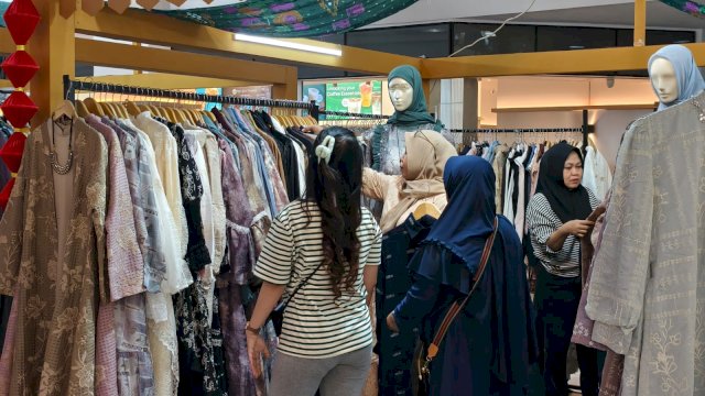 Pengunjung Mal Ratu Indah saat berburu baju lebaran. Manajemen MaRI mencatat adanya lonjakan signifikan pada pengunjung jelang Idulfitri. (Dok. MaRI Makassar) 
