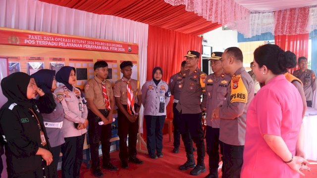 Kapolres Bulukumba, AKBP Restu Wijayanto saat meninjau pos pengamanan, tekankan pelayanan humanis. [IST]