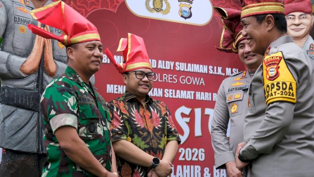 Wakil Bupati Gowa, Darmawangsyah Muin saat melakukan pemantauan arus lalu lintas saat mudik lebaran Idulfitri bersama tim gabungan, kemarin. (Dok. Humas Gowa) 