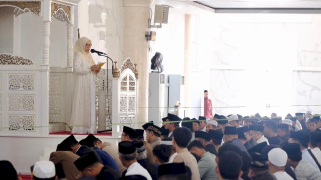Bupati Gowa, Sitti Husniah Talenrang saat memberikan sambutan di sela-sela mengikuti Shalat Idul Fitri 1447 Hijriah, di Masjid Agung Syekh Yusuf, Sabtu (21/03/2026). (Dok. Humas Gowa)