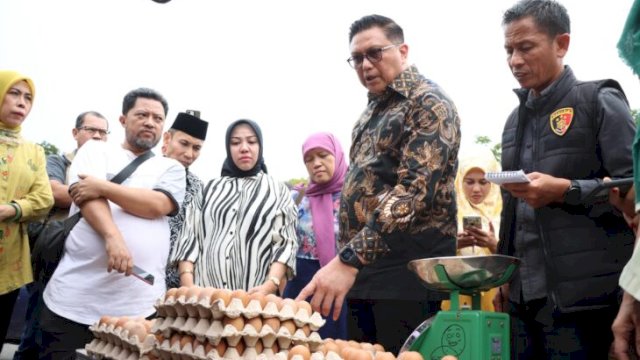 Satgas Saber Pangan bersama unsur Forkopimda Bulukumba saat meninjau harga bahan pokok. [IST]