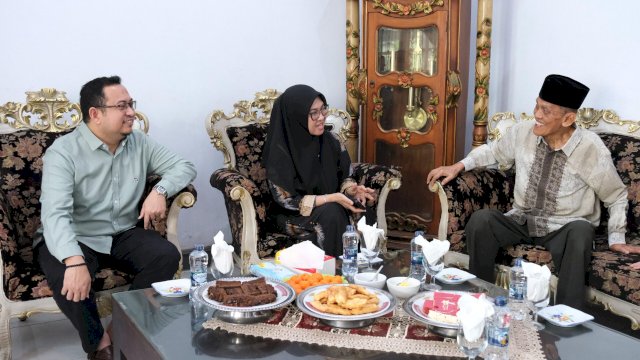 Bupati Gowa, Sitti Husniah Talenrang saat memanfaatkan momen Hari Raya Idulfitri 1447 Hijriah untuk melakukan kunjungan silaturahmi ke tokoh masyarakat, kemarin. (Dok. Humas Gowa) 