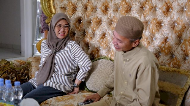 Bupati Gowa, Sitti Husniah Talenrang saat melakukan kunjungan silaturahmi di kediaman Syaharuddin Daeng Labbang, di Jalan Manggarupi, Kelurahan Paccinongang, Kecamatan Somba Opu, Rabu, (25/03/2026). (Dok. Humas Gowa)