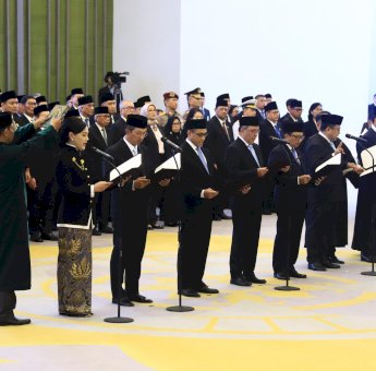 Friderica, Hernawan, Hasan Fawzi dan Empat Pejabat Dewan Komisioner OJK Resmi Dilantik