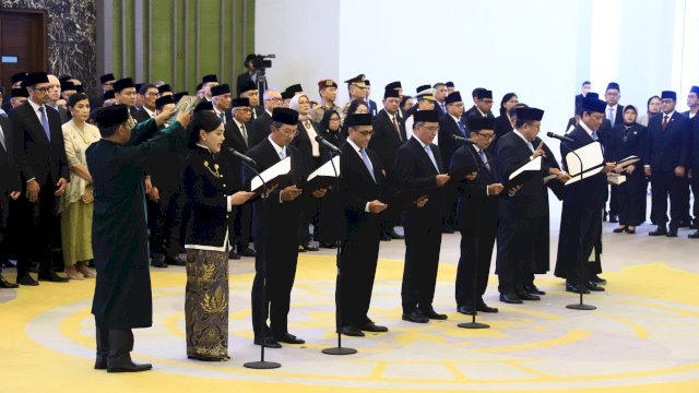 Sebanyak tujuh Anggota Dewan Komisioner Otoritas Jasa Keuangan resmi diambil sumpahnya dan dilantik langsung Ketua Mahkamah Agung Republik Indonesia Sunarto, di Gedung Mahkamah Agung, Rabu, (25/03/2026). (Dok. Otoritas Jasa Keuangan) 