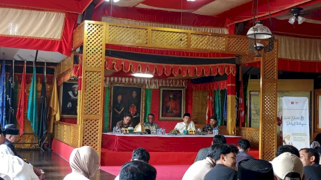Ketua AMSY sekaligus Founder Merial Institute, Arief Rosyid Hasan (kedua kanan) saat memberikan sambutan pengantar pada Dialog Kebudayaan "Spirit Patriotisme Lintas Zaman Hidupkan Kembali Syekh Yusuf", di Museum Balla Lompoa, Rabu, (25/03/2026). (Dok. Chaerani/Republiknews.co.id) 