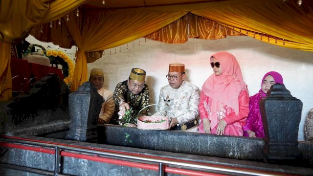 Wakil Bupati Gowa, Darmawangsyah Muin saat menerima kunjungan Wakil Bupati Bone, Andi Akmal Pasluddin, di Kompleks Makam Arung Palakka, Kelurahan Katangka, kemarin. (Dok. Humas Gowa)