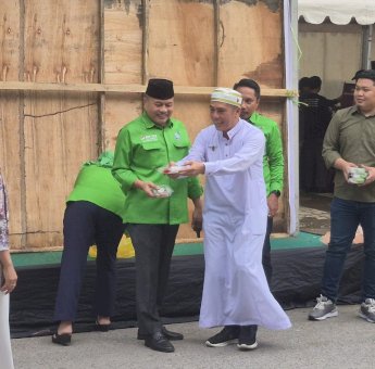 Ramadan Penuh Kepedulian, Deng Ical dan PKB Sulsel Sapa Warga Lewat Aksi Berbagi