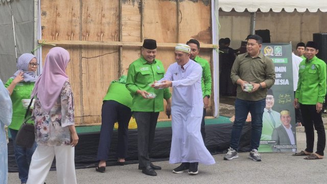 Anggota DPR RI, Syamsu Rizal bersama pengurus DPW PKB Sulsel saat membagikan takjil kepada para pengguna jalan di Jalan Prof Abd Rahman Basalamah, tepat di depan Kantor DPW PKB Sulsel, Sabtu (28/2/2026) sore. (Foto: Istimewa)