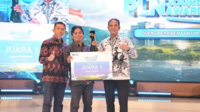 EVP Komunikasi Korporat PLN, Gregorius Adi Trianto (kanan) didampingi oleh GM PLN UID Sulselrabar, Edyansyah (kiri) saat memberikan penghargaan kepada Jurnalis sindomakassar.com, Maman Sukirman di Auditorium Kantor PLN Pusat, Jakarta, Kamis (26/2/2026). (Foto: Istimewa)