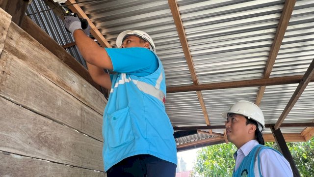 Ilustrasi petugas PLN saat melakukan penambahan daya pada kWh meter milik pelanggan di Kabupaten Sidrap, Sulawesi Selatan. (Foto: Istimewa)