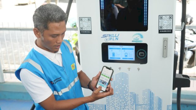 Assistant Manager Niaga dan Pemasaran PLN UP3 Bulukumba, Andi Mallombassi saat melakukan isi daya kendaraan listrik di SPKLU PLN UP3 Bulukumba. (Foto: Istimewa)