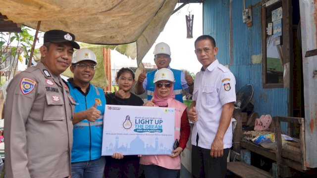 Manajemen PLN UID Sulselrabar secara simbolis menyalakan bantuan sambungan listrik gratis Light Up The Dream di Kota Makassar. (Foto: Istimewa)