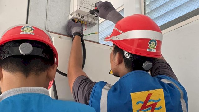 Petugas PLN tengah memasang kWh Meter galangan kapal di Kabupaten Barru, Provinsi Sulawesi Selatan. (Foto: Istimewa)