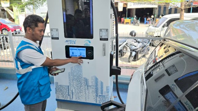 Petugas PLN tengah melakukan isi daya mobil listrik di SPKLU PLN UP3 Bulukumba. (Foto: Istimewa)