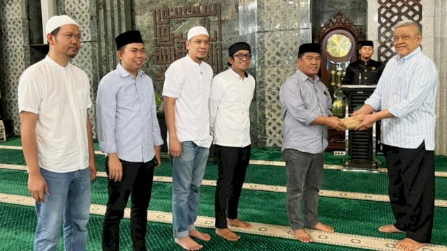DPRD Sulawesi Selatan menyerahkan bantuan infaq untuk pelaksanaan buka puasa bersama di Masjid Al-Markaz Al-Islami Makassar, Minggu (8/3/2026). (Foto: Istimewa)