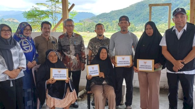 Gubernur Sulawesi Selatan, Andi Sudirman Sulaiman melalui Dinas Sosial menyalurkan bantuan kepada empat kepala keluarga korban kebakaran di Desa Tanarigella, Kecamatan Bua, Kabupaten Luwu. (Foto: Istimewa)