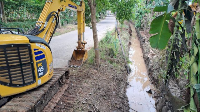 Pemkot Makassar melakukan penanganan banjir di Kecamatan Manggala, khususnya di Blok 8 dan Blok 10 dengan menurunkan alat berat excavator. (Foto: Istimewa)