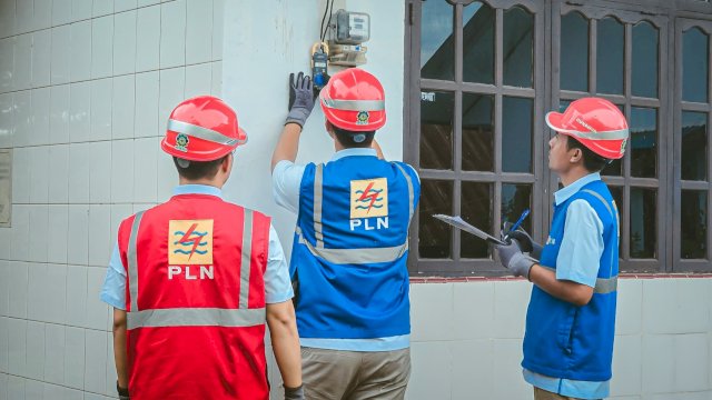 Petugas PLN memeriksa kWh meter pelanggan di Kota Parepare, Sulawesi Selatan. (Foto: Istimewa)