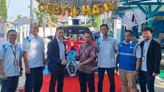 PT PLN (Persero) memberikan hadiah utama mobil listrik kepada pemenang program Gelegar PLN Mobile 2025 di Kabupaten Buton Tengah, Sulawesi Tenggara. (Foto: Istimewa)