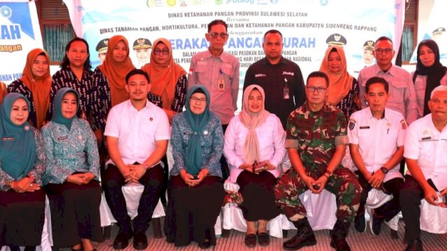 Wakil Bupati Sidrap, Nurkanaah saat memimpin pelaksanaan Gerakan Pangan Murah (GPM) di Jalan Ressang, Kelurahan Pangkajene, Kecamatan Maritengngae, Kabupaten Sidrap, Rabu (11/3/2026). (Foto: Humas Pemkab Sidrap)