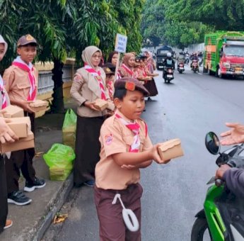 Pramuka SD Negeri 1 Parepare Berbagi Takjil di Ramadan, Tanamkan Kepedulian Sosial Sejak Dini