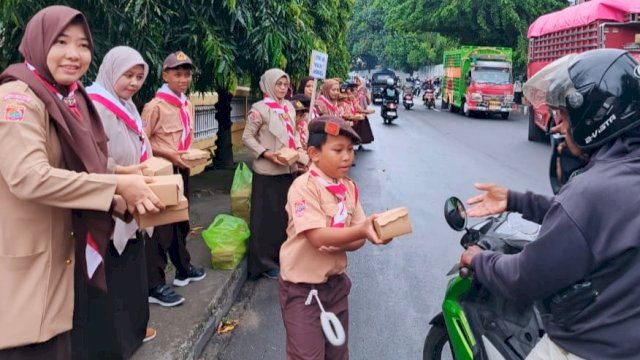 Ket: Pramuka SDN 1 Parepare Bagi-bagi Takjil di jalan