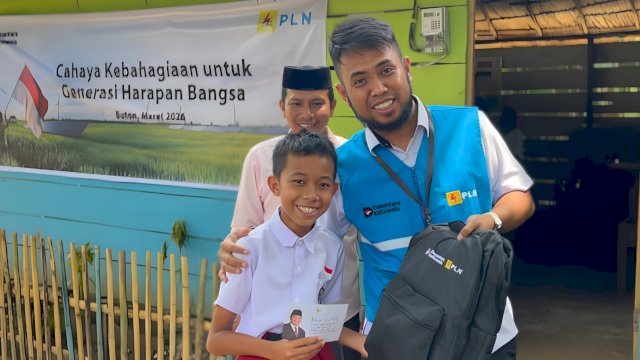 Manager ULP Pasar Wajo saat menyerahkan paket perlengkapan sekolah. (Foto: Istimewa)