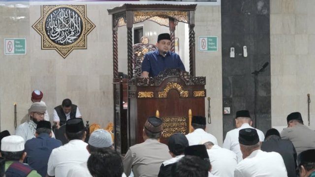 Wali Kota Makassar, Munafri Arifuddin saat melaksanakan safari Ramadan di Masjid Al-Muhajirin, Kompleks Bung Permai, Kelurahan Tamalanrea Jaya, Kecamatan Tamalanrea, Makassar, Rabu (11/3/2026). (Foto: Istimewa)