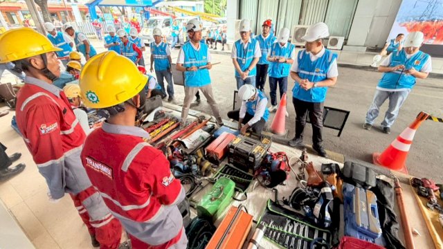General Manager PLN UID Sulselrabar beserta jajaran manajemen melalui Apel Siaga Kelistrikan guna memastikan seluruh peralatan, kendaraan operasional, serta tim teknis dalam kondisi siap siaga selama 24 jam. (Foto: Istimewa)