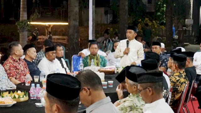 Bupati Sidrap, Syaharuddin Alrif saat menghadiri pertemuan strategis bersama pengusaha ayam petelur, penyedia pakan, dan distributor obat-obatan hewan di Puncak Mario, Kecamatan Kulo, Sidrap, Jumat (13/3/2026). (Foto: Humas Pemkab Sidrap)