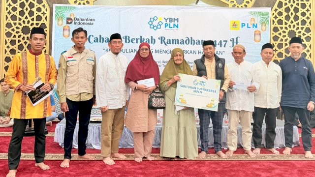 General Manager PLN UID Sulselrabar, Edyansyah bersama Ketua YBM PLN UID Sulselrabar berfoto bersama para pensiunan penerima bantuan santunan bagi purnakarya PLN. (Foto: Istimewa)