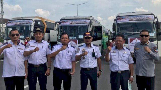PLT Kadishub Bulukumba, Idham Khalid Patunru (Tengah pakai topi, tiga dari kanan). [IST]