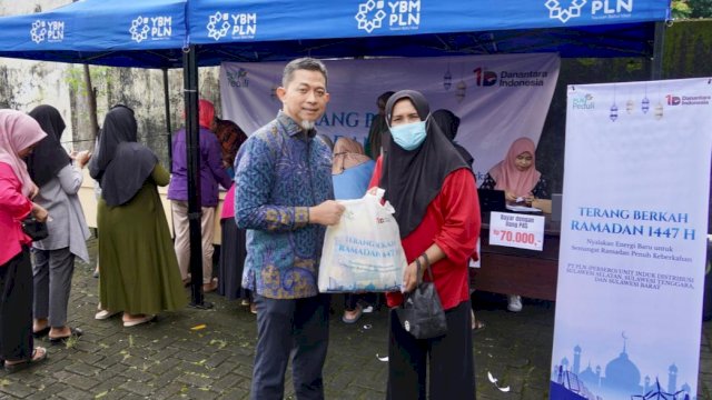 General Manager PLN UID Sulselrabar, Edyansyah saat menyerahkan paket sembako murah kepada masyarakat dalam kegiatan Terang Berkah Ramadan 1447 H. (Foto: Istimewa)