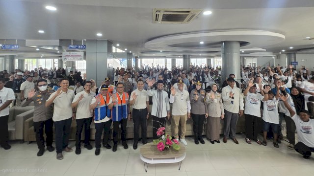Seremonial pelepasan program Mudik Aman Berbagi Harapan bersama PLN di Pelabuhan Soekarno-Hatta, Makassar, Minggu (15/3/2026). (Foto: Istimewa)