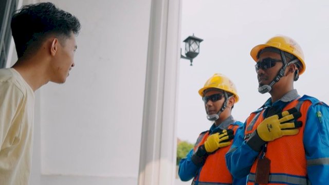 Ilustrasi petugas PLN siaga 24 jam melayani pelanggan dengan sepenuh hati, memastikan pasokan listrik tetap andal agar masyarakat dapat merayakan Idul Fitri dengan aman dan nyaman. (Foto: Istimewa)
