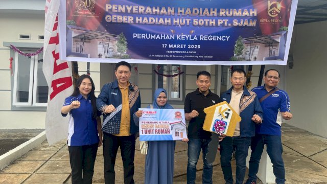 PT Suracojaya Abadimotor (SJAM) menyerahkan hadiah utama berupa rumah kepada konsumen beruntung lewat program geber hadiah tahap ketiga, Selasa (17/3/2026). (Foto: Istimewa)