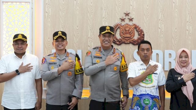 Bupati Sidrap, Syaharuddin Alrif mendampingi Kapolda Sulawesi Selatan, Irjen Pol Djuhandhani Rahardjo Puro, saat meninjau langsung kesiapan pengamanan arus mudik Lebaran di Kabupaten Sidrap, Rabu (18/3/2026). (Foto: Humas Pemkab Sidrap)