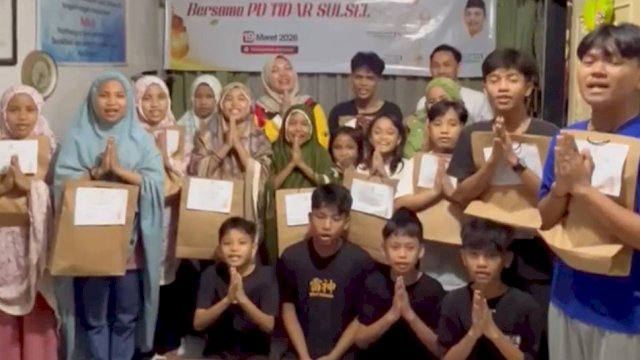Ketua PD TIDAR Sulawesi Selatan, Vonny Ameliani Suardi berbagi kebahagiaan kepada anak yatim piatu Panti Asuhan Nur Qodri di Kota Makassar dengan membagikan baju lebaran, Kamis (19/3/2026). (Foto: Istimewa)