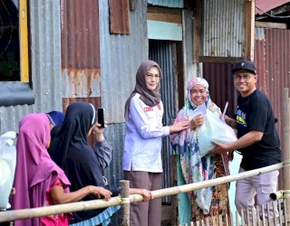 Wakili Ketum IKA Unhas, Cicu Salurkan Bantuan Sosial untuk Warga Banta-bantaeng