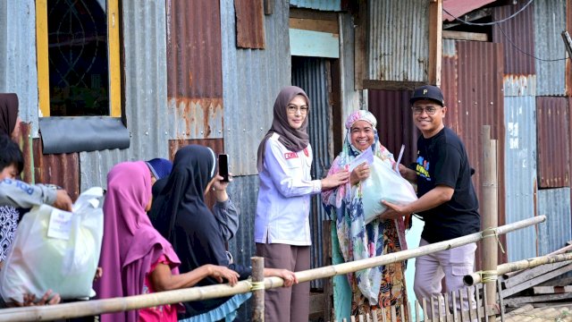 Ketua DPRD Sulsel yang juga pengurus IKA Unhas, Andi Rachmatika Dewi saat menyalurkan bantuan sosial untuk warga kurang mampu di Kelurahan Banta-bantaeng, Kecamatan Rappocini, Kota Makassar. (Foto: Istimewa)