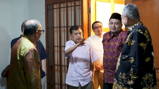 Wali Kota Makassar, Munafri Arifuddin saat berkunjung ke kediaman Jusuf Kalla di Jalan Haji Bau, Makassar, Minggu (22/3/2026) malam. (Foto: Istimewa)