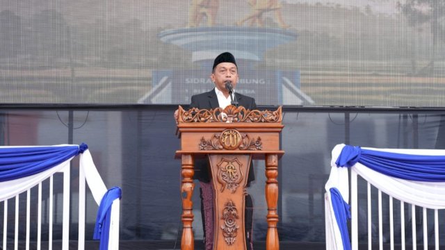 Bupati Sidrap, Syaharuddin Alrif saat melaksanakan Salat Idulfitri bersama ribuan warga di Lapangan Stadion Ganggawa, Sidrap, Sabtu (21/3/2026). (Foto: Humas Pemkab Sidrap)